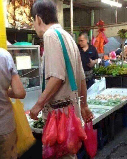 再也不用担心买的菜多没手拿了器物gif搞笑图片