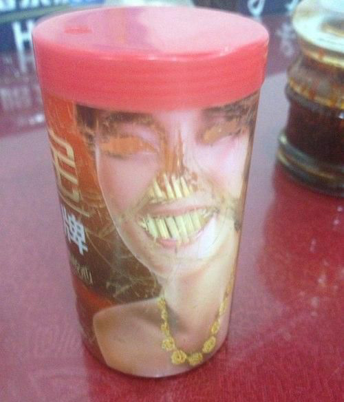 一拿牙签吓我一跳，谁家熊孩子干的器物gif搞笑图片