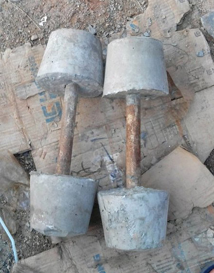 村里出了个举重冠军，于是他用过的器材糟曝光器物gif搞笑图片