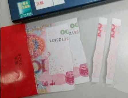 不要用剪刀剪开压岁钱红包器物gif搞笑图片