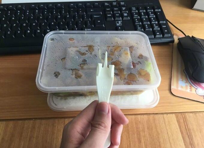 外卖迟到了很久，打电话投诉催了下单，结果收到了这样的叉子器物gif搞笑图片