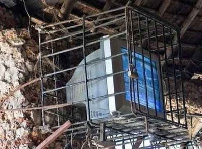 家里唯一值钱的东西，就应该重点保护器物gif搞笑图片