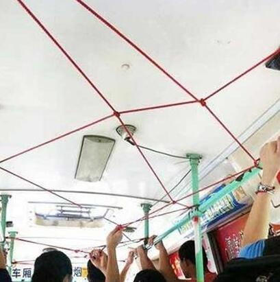 司机的好想法，再也不怕公交车上没地方扶了器物gif搞笑图片