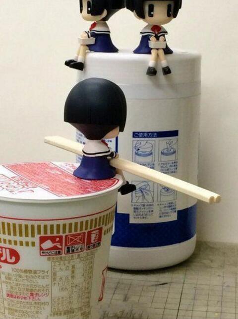 压泡面神器，麻麻再也不担心我的泡面不熟了器物gif搞笑图片