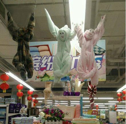 超市大妈，你这样会吓跑客人的器物gif搞笑图片