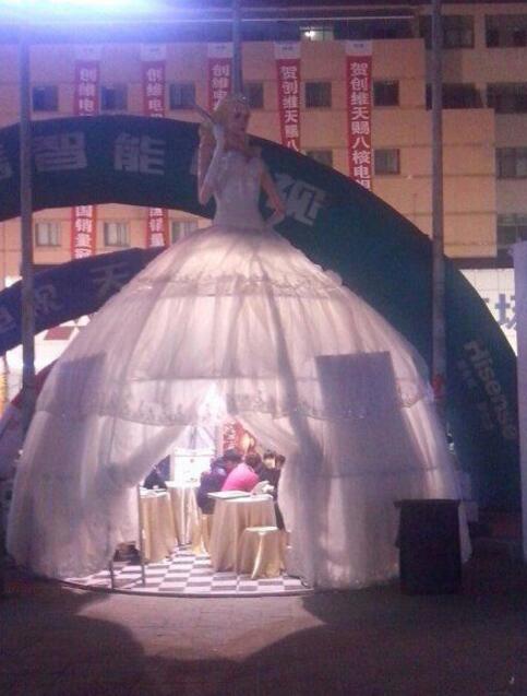 这是躲在公主的石榴裙下了吗？器物gif搞笑图片