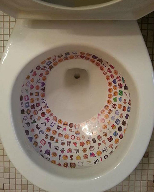 在马桶里玩贴贴纸器物gif搞笑图片