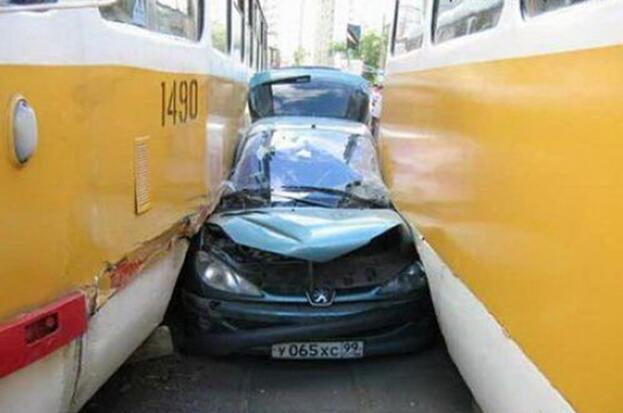 天窗版的车，这时显示出优越性器物gif搞笑图片