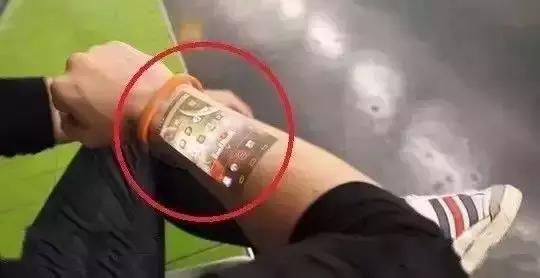 当苹果三星争得你死我活时，一个逆天的新品出现了！器物gif搞笑图片