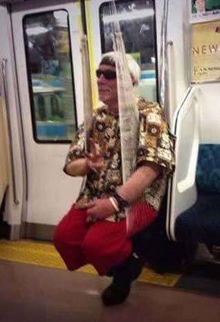 地铁一族必备神器器物gif搞笑图片