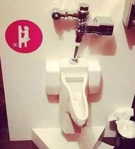 美女们也能站着上厕所了器物gif搞笑图片