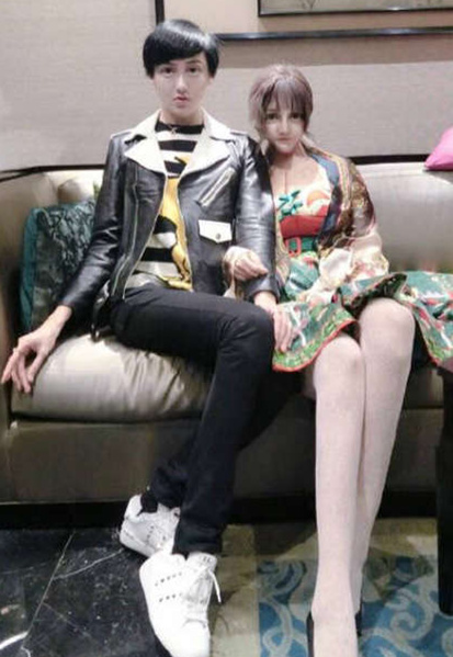 现在每次看到他我都会想起一部恐怖漫画，你们搜搜《不安的种子》器物gif搞笑图片