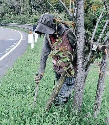 去河边散步，被路旁的稻草人吓尿了……是谁做的这么认真器物gif搞笑图片