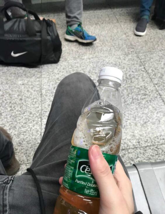 早上在空矿泉水瓶灌了一壶茶去候车室等车拿在手里怪怪的器物gif搞笑图片