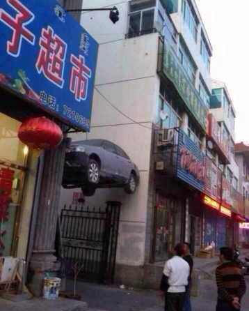 好奇这车是怎么开上去的器物gif搞笑图片