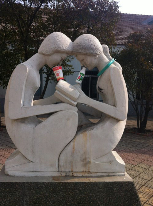 哪位哥这么好心啊？器物gif搞笑图片