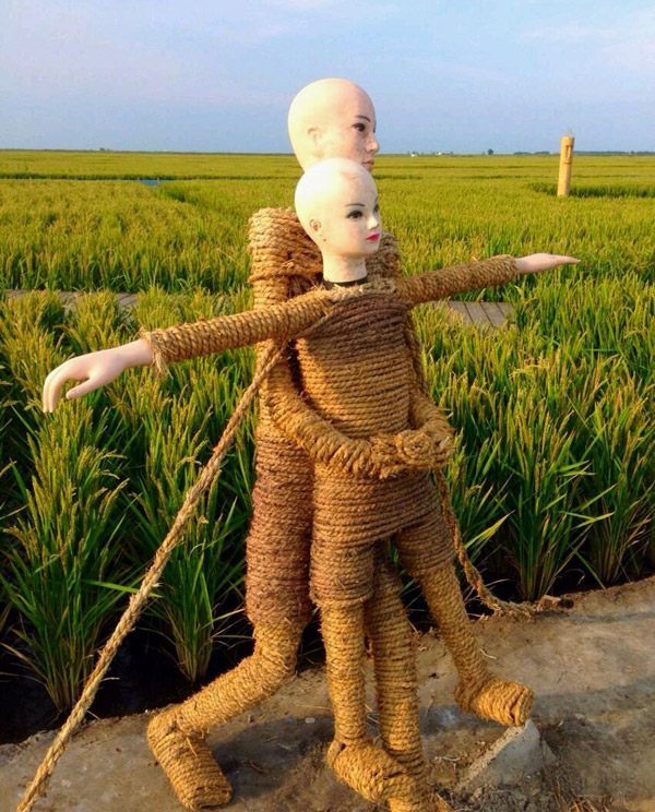 稻草人又调皮了，玩起了《泰坦尼克号》的浪漫造型器物gif搞笑图片