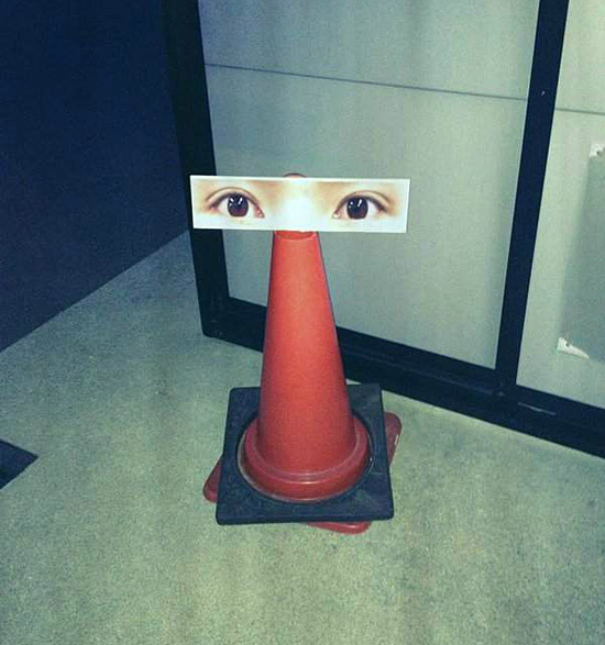 这警示牌，太tmd吓人了器物gif搞笑图片