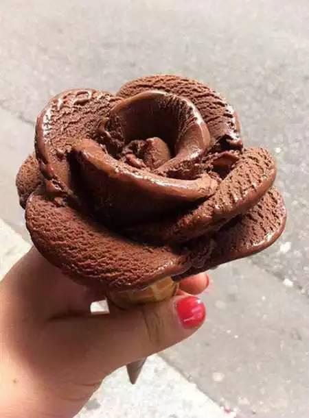 追求吃货女生的神器：玫瑰冰淇淋（怎么觉得有点像翔）器物gif搞笑图片