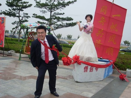 妹妹你幸福吧，这旱船阻力有点大！器物gif搞笑图片