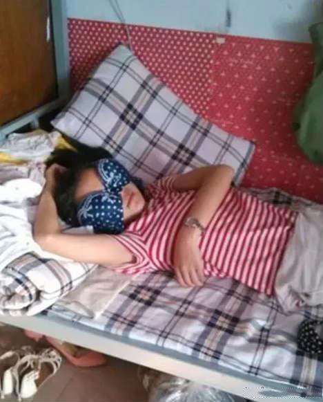 一罩两用，妹子的智商突破了天际器物gif搞笑图片