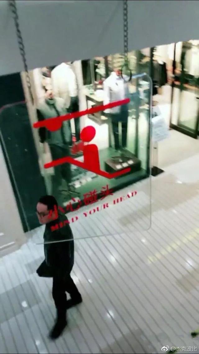 有人说这个人劈腿劈得好厉害呀～器物gif搞笑图片