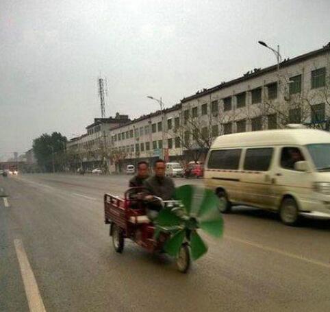 听司机大哥说：开到一定的速度会飞起来～器物gif搞笑图片