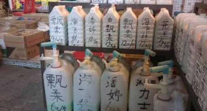 上好的洗发水，来一桶吧器物gif搞笑图片