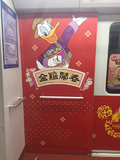 唐老鸭嘎的一声，哭成了200斤的小鸡器物gif搞笑图片