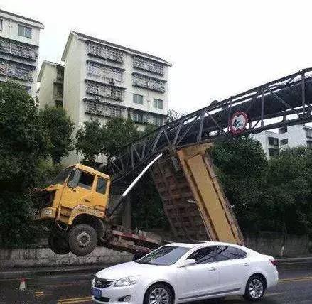 不要挡着我起飞器物gif搞笑图片