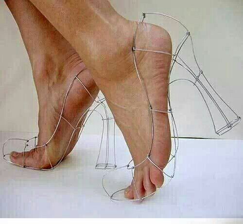 愚昧的问一下，有妹子敢穿这鞋子上街吗？器物gif搞笑图片