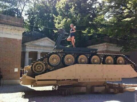 感受下女土豪家的跑步机器物gif搞笑图片