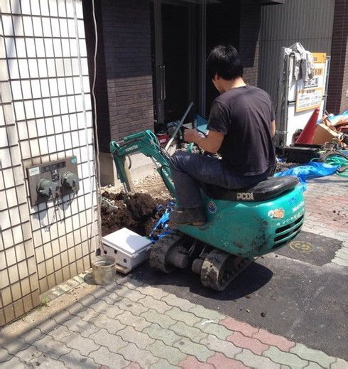 这是哪里出来的挖掘机师傅啊器物gif搞笑图片