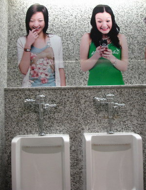 这样尿尿是不是更愉快了器物gif搞笑图片