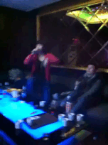 如此全情投入方能成为一代麦霸人物gif搞笑图片