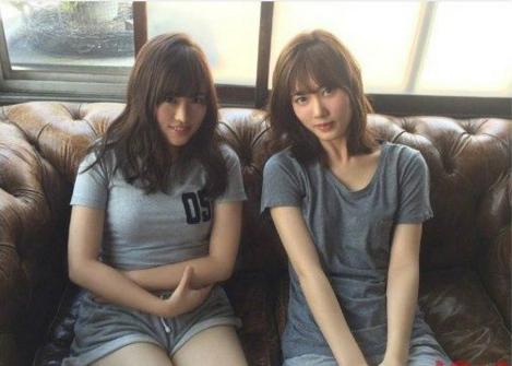 第一眼右边的妹子好看，但哥们却选了左边的妹子，仔细看恍然大悟人物gif搞笑图片