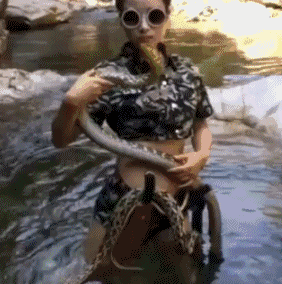 妹子和蛇，到底谁玩谁？人物gif搞笑图片