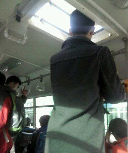 姚明一样的身高，却没姚明一样的待遇！人物gif搞笑图片