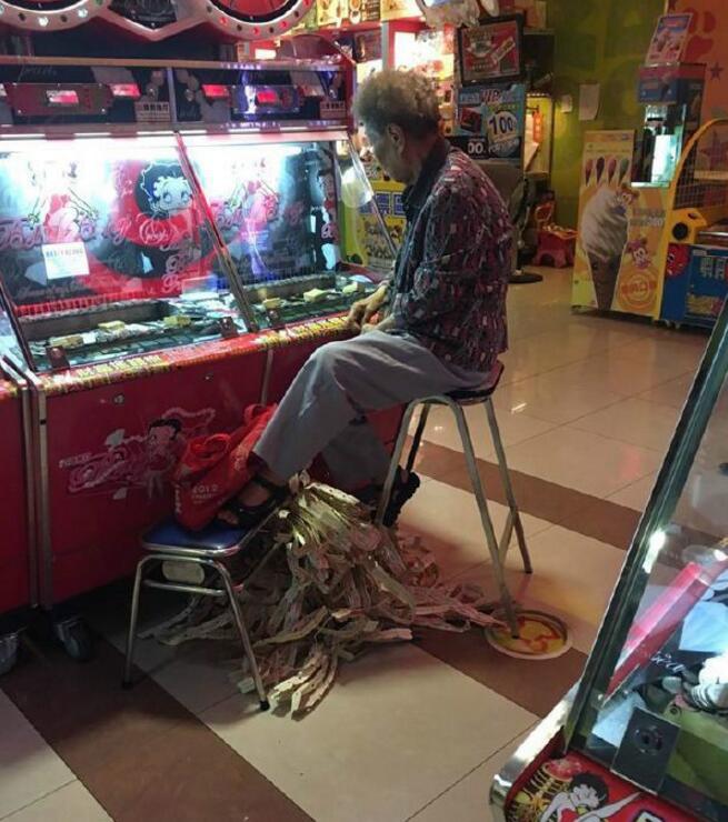 在游戏厅碰到了一位落寞王者人物gif搞笑图片