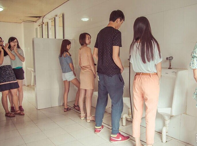 要不要这么多人围观人物gif搞笑图片