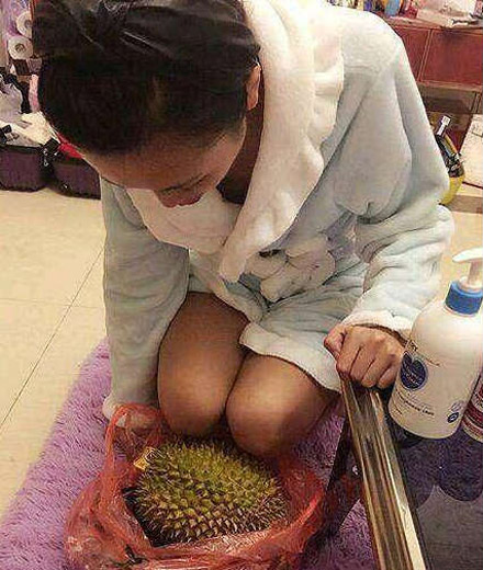 不怕疼的妹子，来我家跪CPU吧人物gif搞笑图片