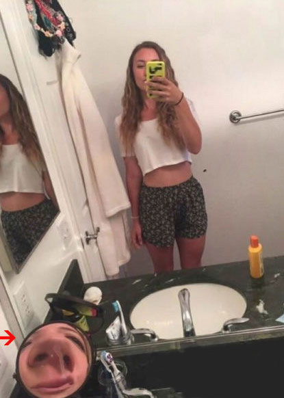 自拍时还是得藏好自己桌面的梳妆镜人物gif搞笑图片