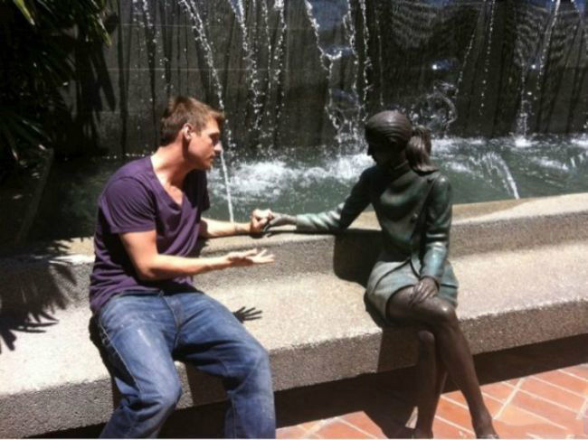 最近新交了个女盆友，我们每天都会在固定的地点约会人物gif搞笑图片