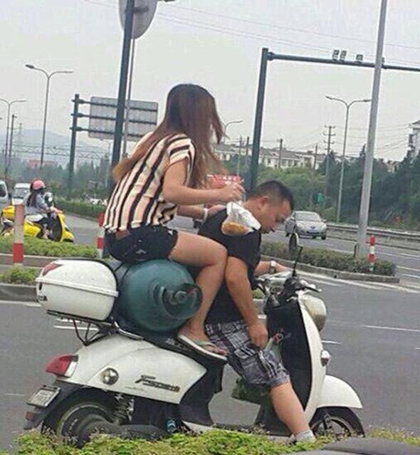 这是开启了氮气加速模式？人物gif搞笑图片