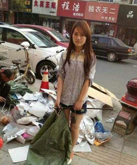 妹子，你这里是不是什么都收的？人物gif搞笑图片