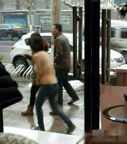 大姐，你这出门是有多着急啊人物gif搞笑图片