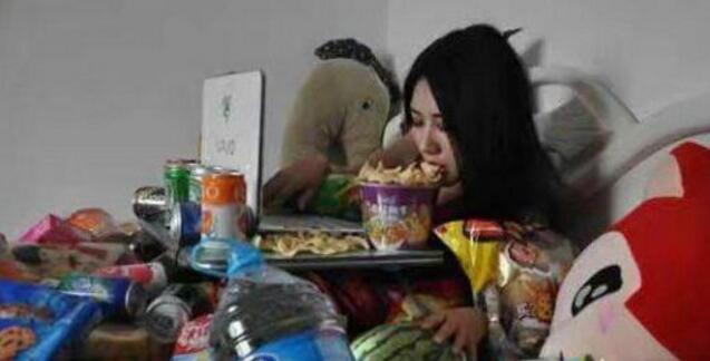 这么懒，你还能嫁出去吗？人物gif搞笑图片