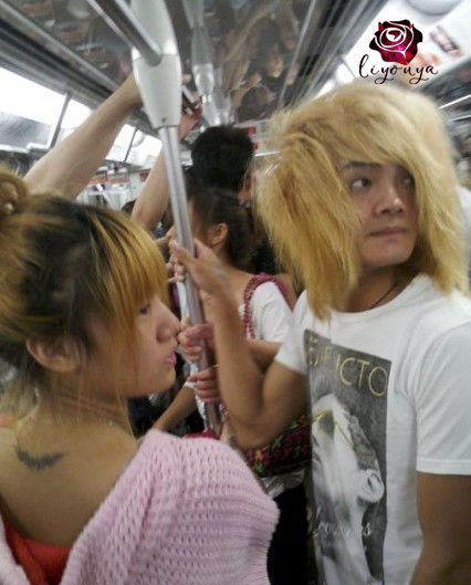 这难道是黄毛怪现身地铁吗，大家速速回避人物gif搞笑图片