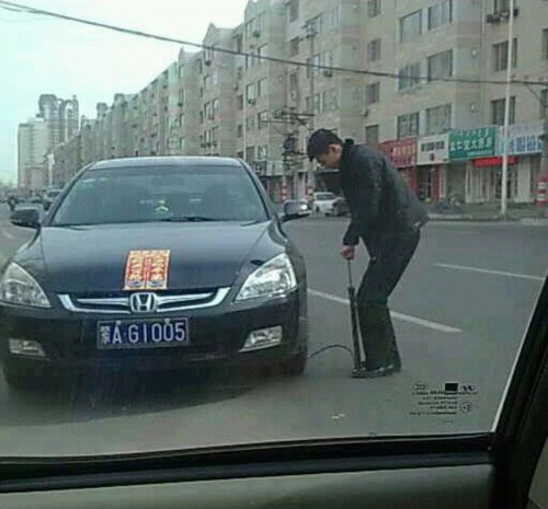 结个婚，轮胎没气球了人物gif搞笑图片