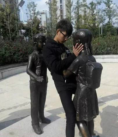 单身久了，连雕像都变得眉清目秀的人物gif搞笑图片